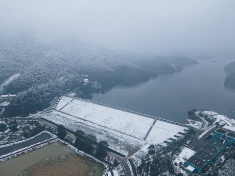 水库雪景