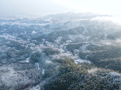 山村雪景航拍