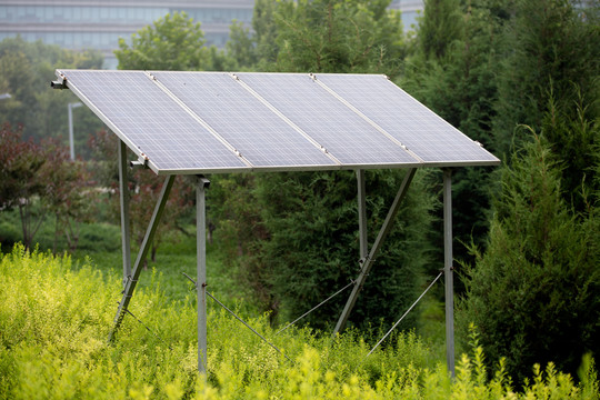 公园里的太阳能发电板