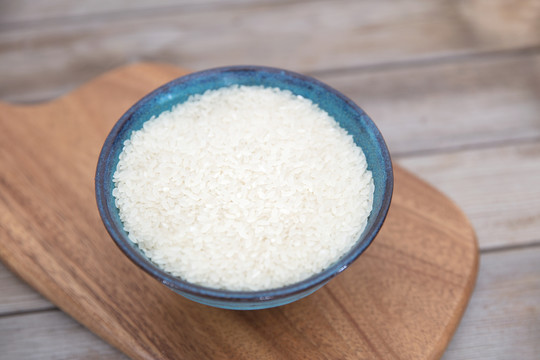 一碗白米在砧板上