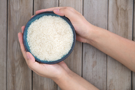呵护着一碗珍贵的大米