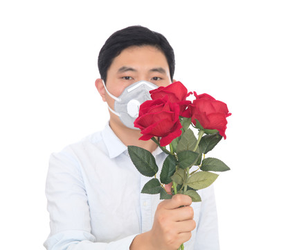 戴口罩的男士手拿玫瑰花