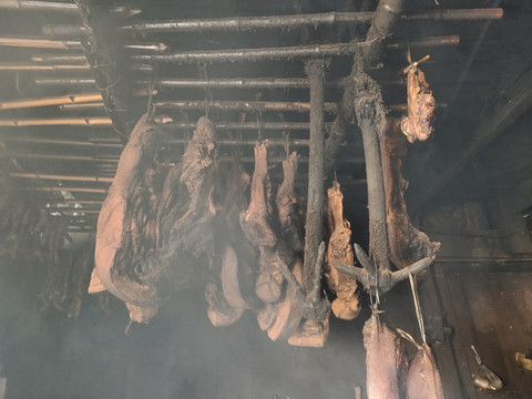 农村火坑屋里的腊肉