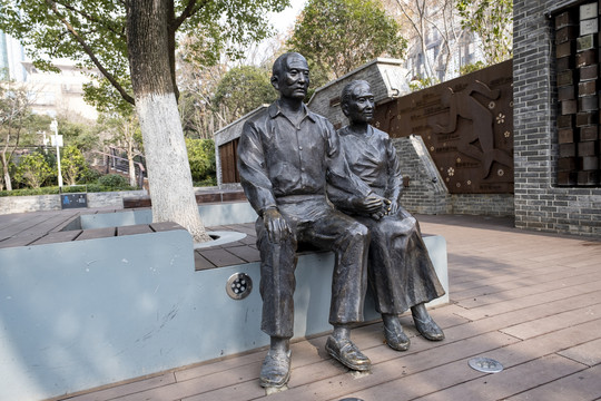 公园里面坐着的老夫妻雕像