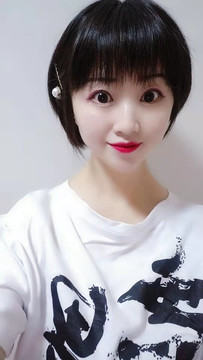 短发美女