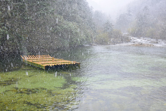 康定木格措七色海冬天雪景