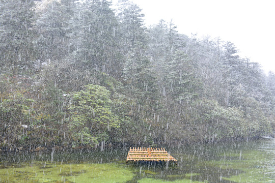 康定木格措七色海雪中竹排