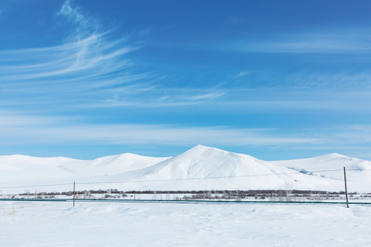 蓝天白云丘陵雪山雪原