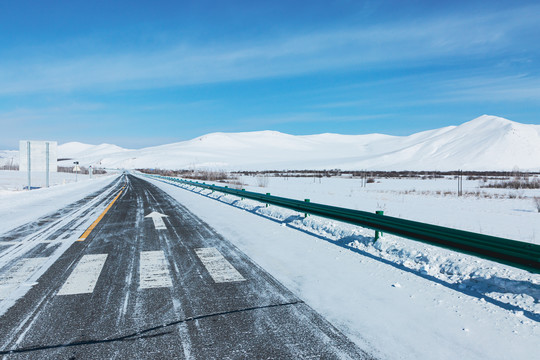 冬季雪原积雪公路