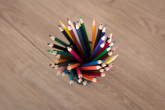 装满彩色铅笔的笔筒