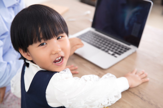 通过电脑和孩子一起上网课