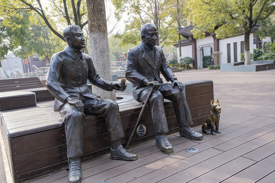 公园里坐着聊天的两个老人雕塑