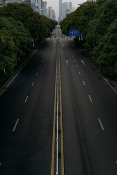 雨后空旷道路俯视图