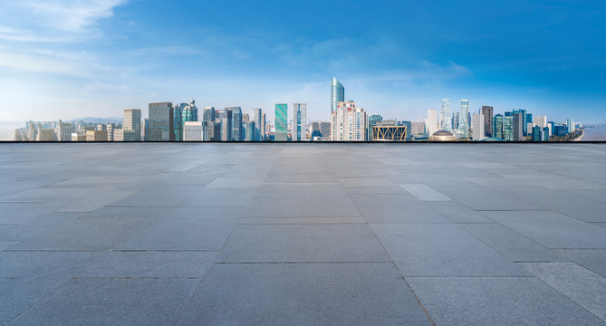 空的地砖和城市建筑群背景