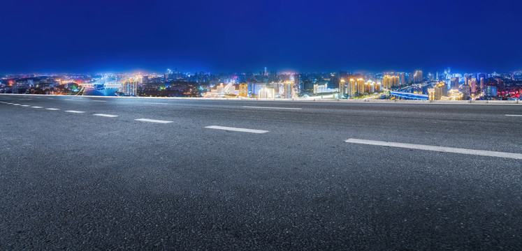 城市道路和现代建筑群背景