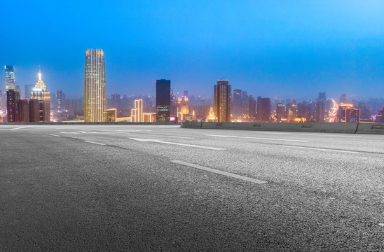 城市道路和现代建筑群背景