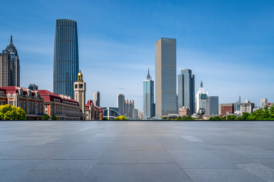 空的地砖和城市建筑群背景