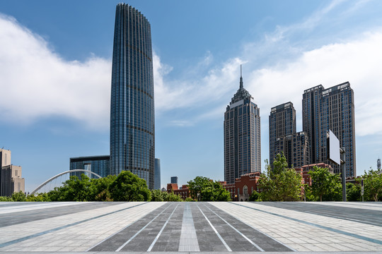 空的地砖和城市建筑群背景