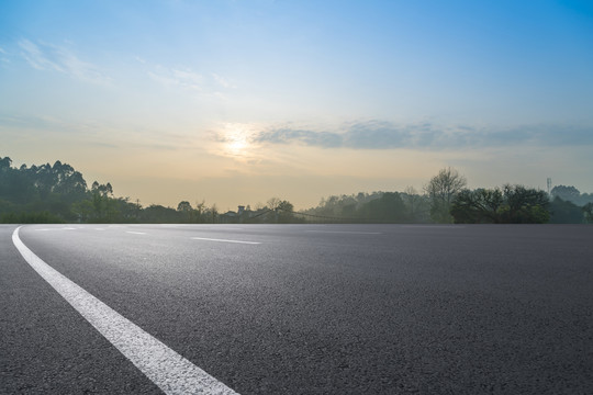 高速公路天际线和户外自然风景