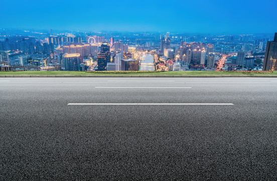 城市道路和现代建筑群背景