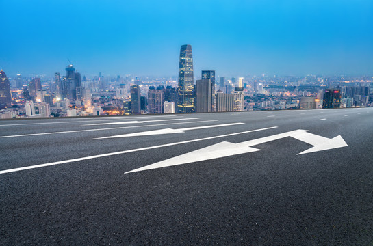 城市道路和现代建筑群背景