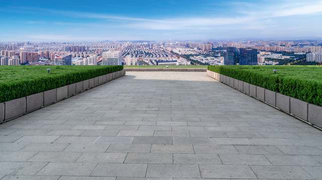 空的地砖和城市建筑群背景