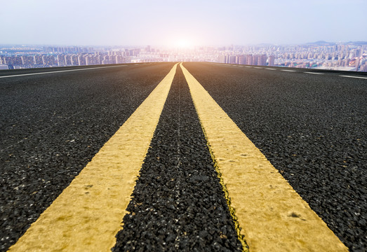 城市道路和现代建筑群背景