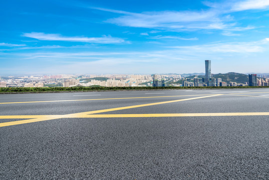 城市道路和现代建筑群背景