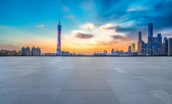 空的地砖和城市建筑群背景