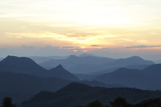 晚霞群山