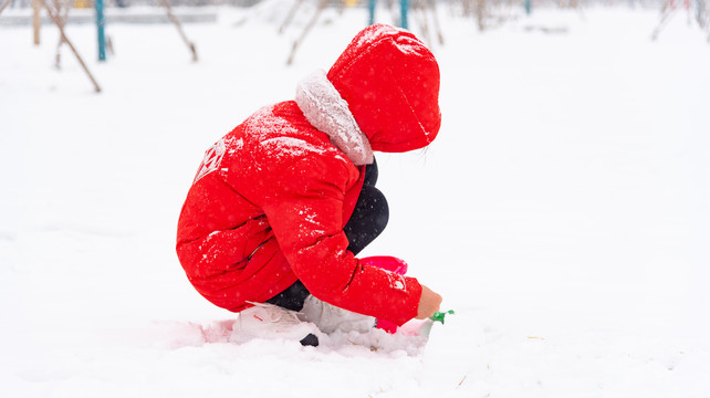 女孩在雪地里玩雪