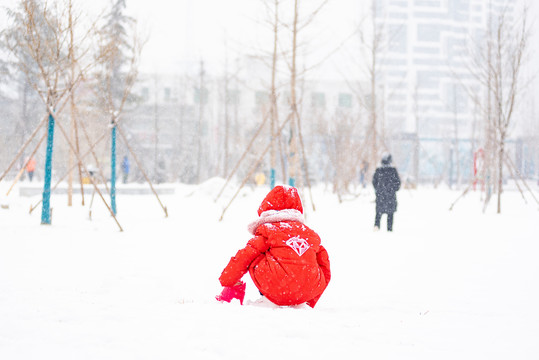 女孩在雪地里玩雪