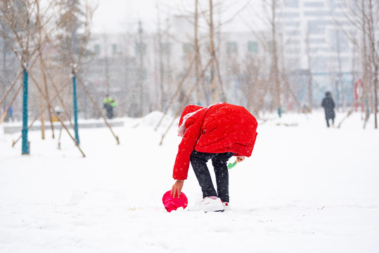 女孩在雪地里玩雪