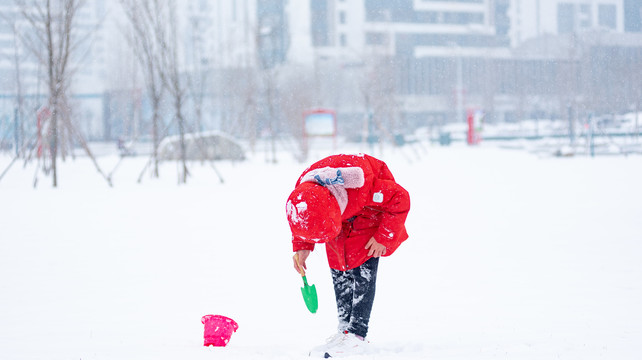 女孩在雪地里玩雪