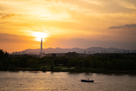 高塔金色天空