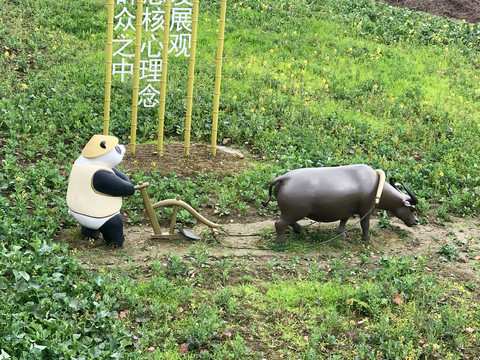 熊猫耕土雕像