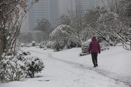 行走在雪地里的行人