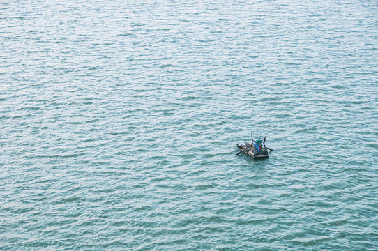 水波浩渺小船影