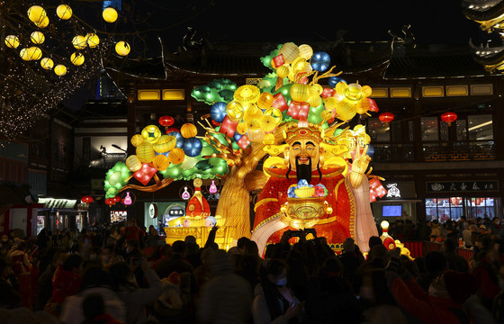 豫园灯会上的财神花灯前的人群