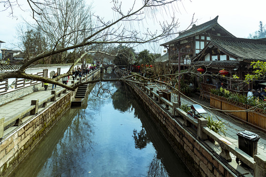 节日中的街子古镇街景