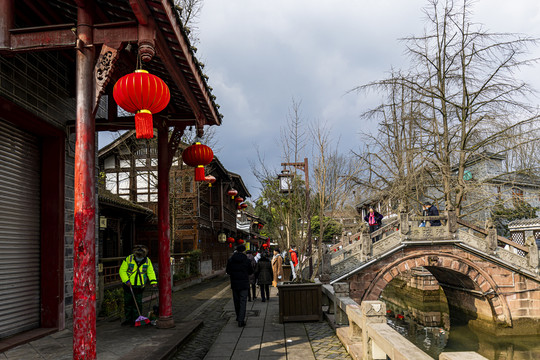 节日中的街子古镇街景