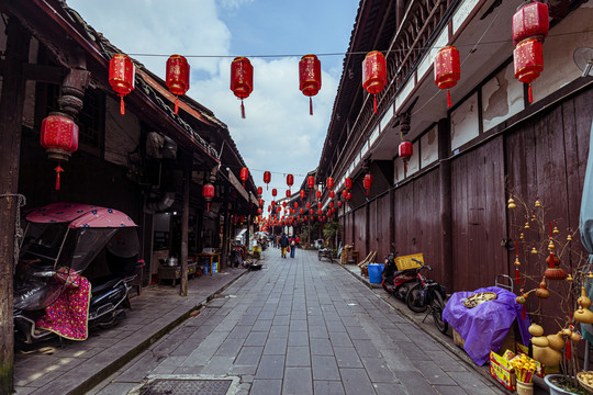 节日中的街子古镇街景