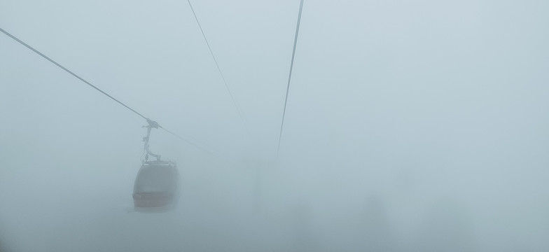 雾中的缆车