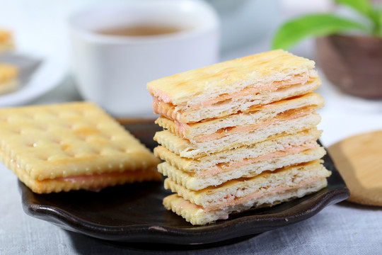 草莓味牛扎饼