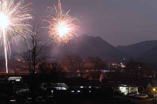 农村过年放烟花