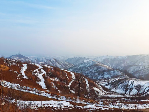 山坡上的白雪