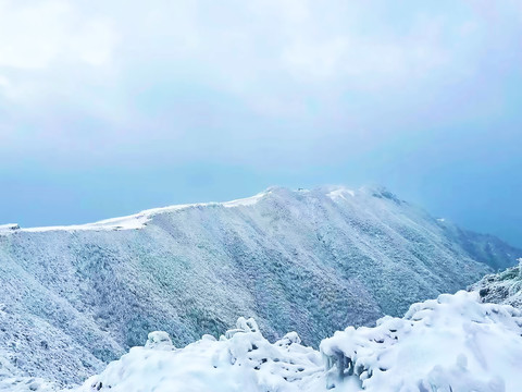 被雪覆盖的山坡