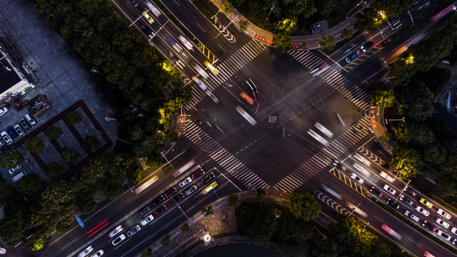 夜晚的十字路口