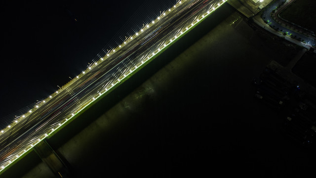 桥面的夜色