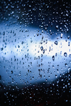 下雨天玻璃上的水滴雨水